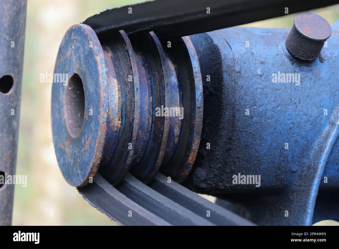 Pulley and belt transmission mechanism used to drive the shaft of the