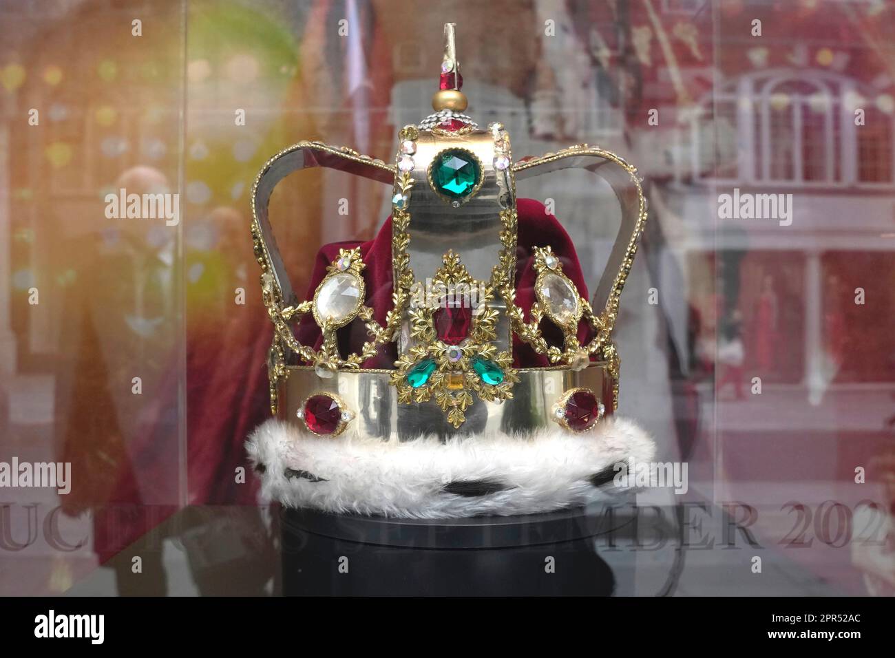 a-replica-of-st-edward-s-crown-worn-by-freddie-mercury-in-his-final