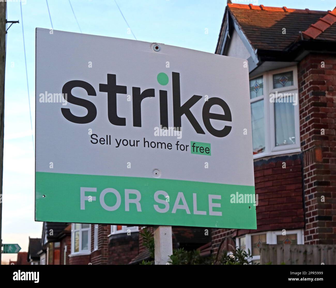 Strike, Online Estate Agent, sell your home for free sign, Grappenhall, Cheshire, England, UK, WA4, backed by Charles Dunstone Stock Photo