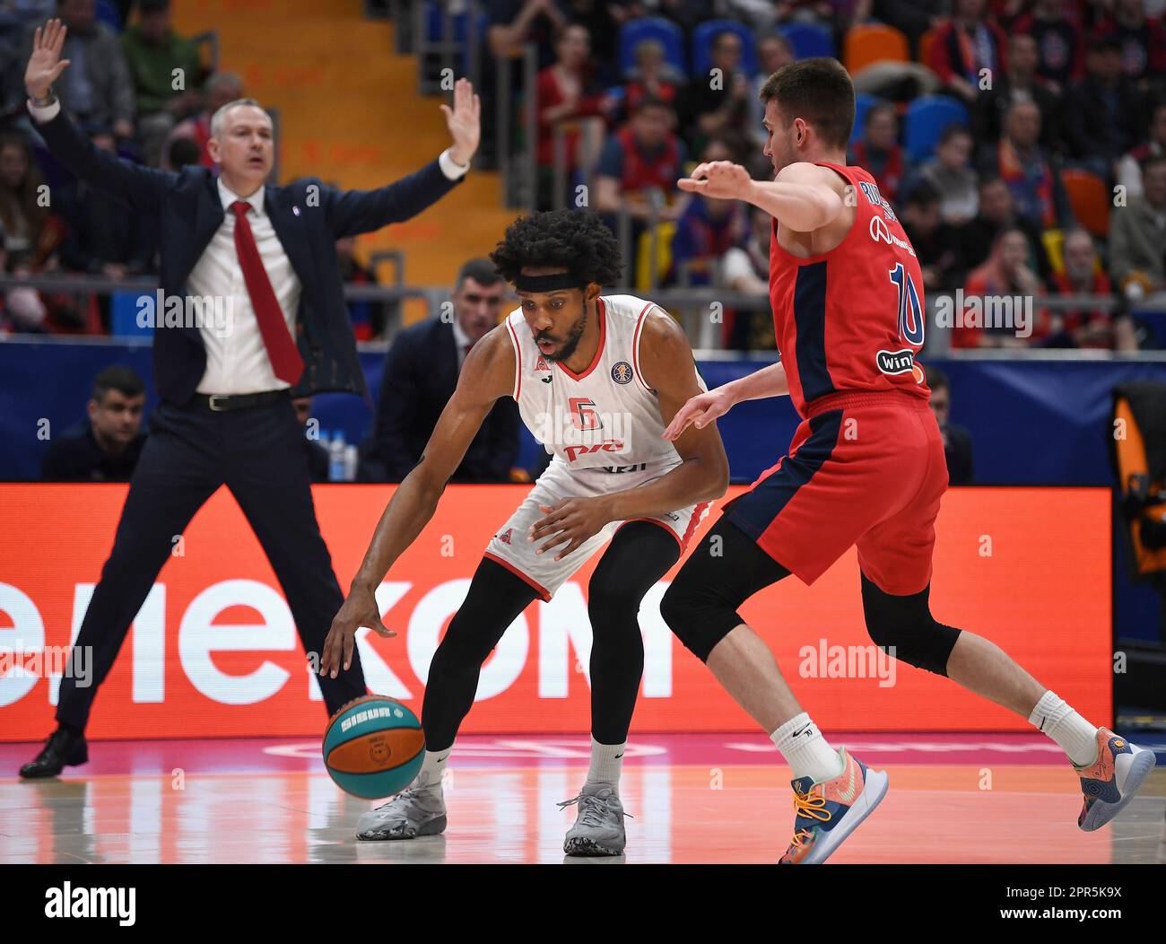 Moscow, Russia. 25th Apr, 2023. VTB United basketball league. 1/2 finals.  Match between the teams of CSKA (Moscow) - "Lokomotiv-Kuban" (Krasnodar) at  the stadium "Megasport". From left to right: CSKA team head