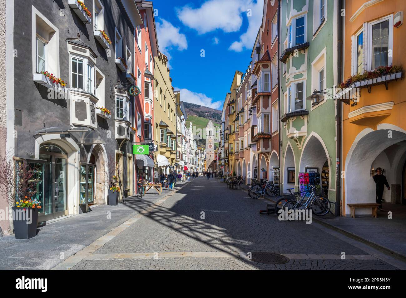 Main street with Zwolferturm medieval tower in the background, Sterzing-Vipiteno, Trentino-Alto Adige/Sudtirol, Italy Stock Photo