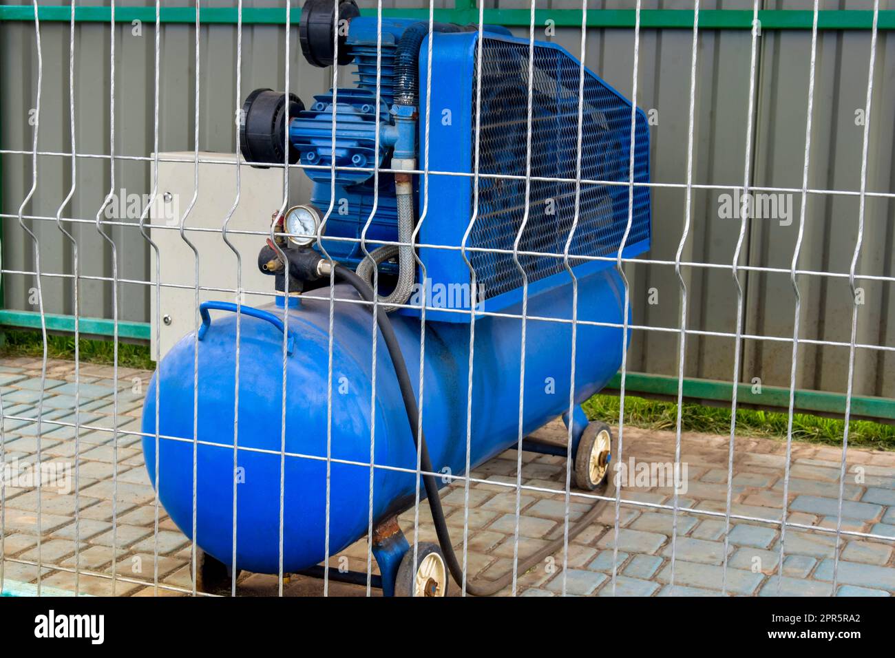 Mobile compressor unit with electric motor and large cylinder receiver