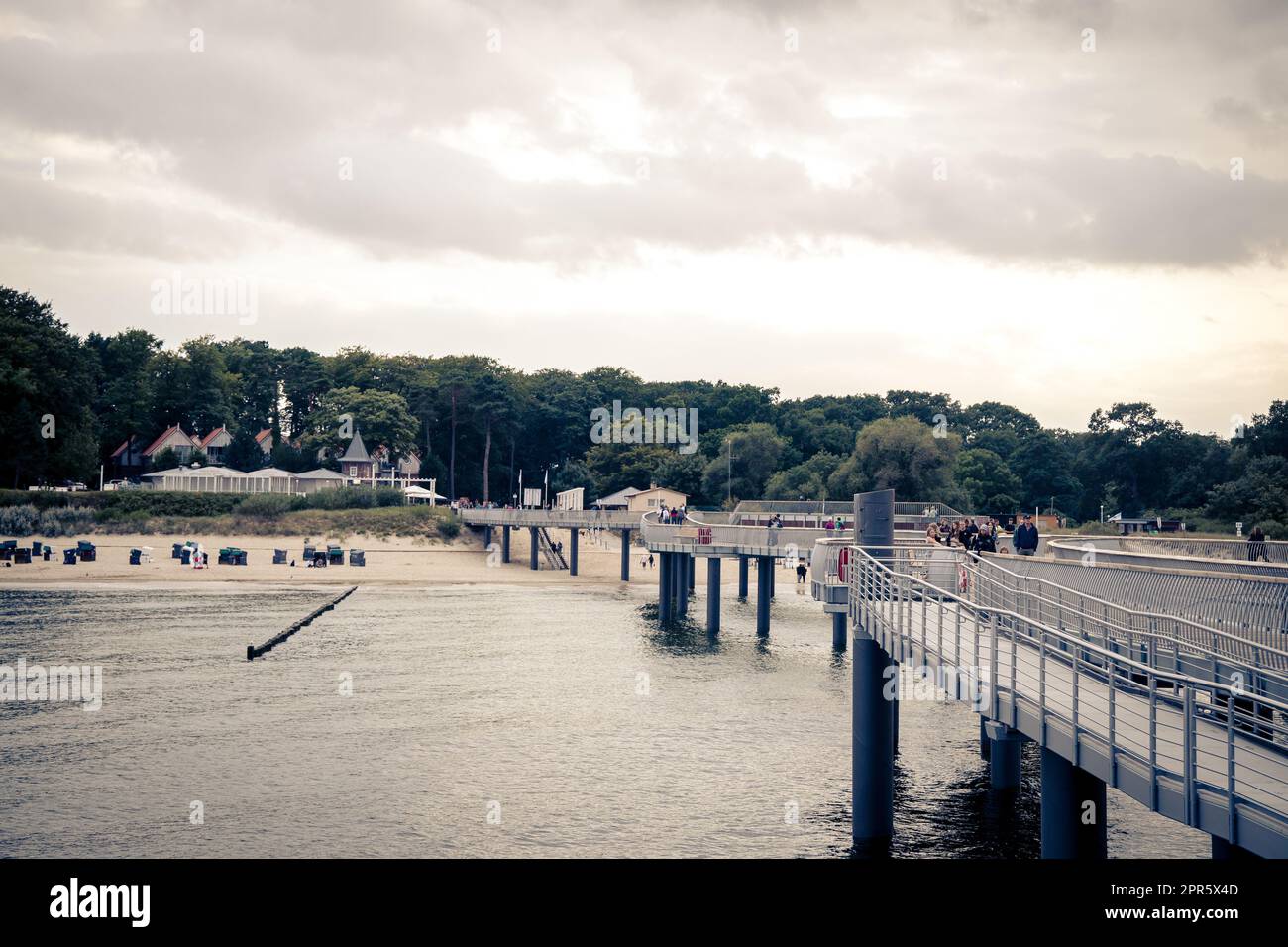 Construction of new pier hi-res stock photography and images - Alamy
