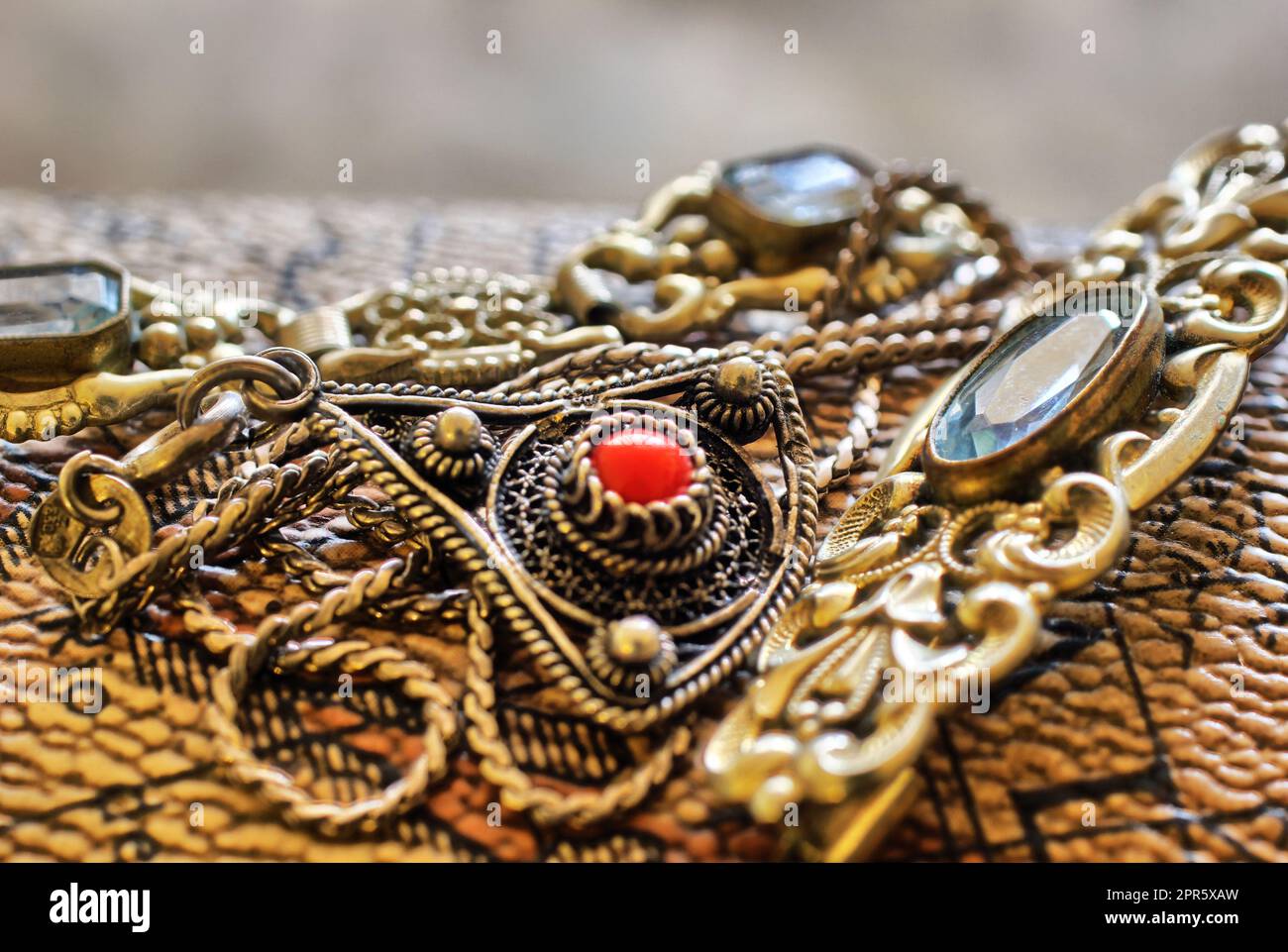 Pile of jewelry hi-res stock photography and images - Alamy