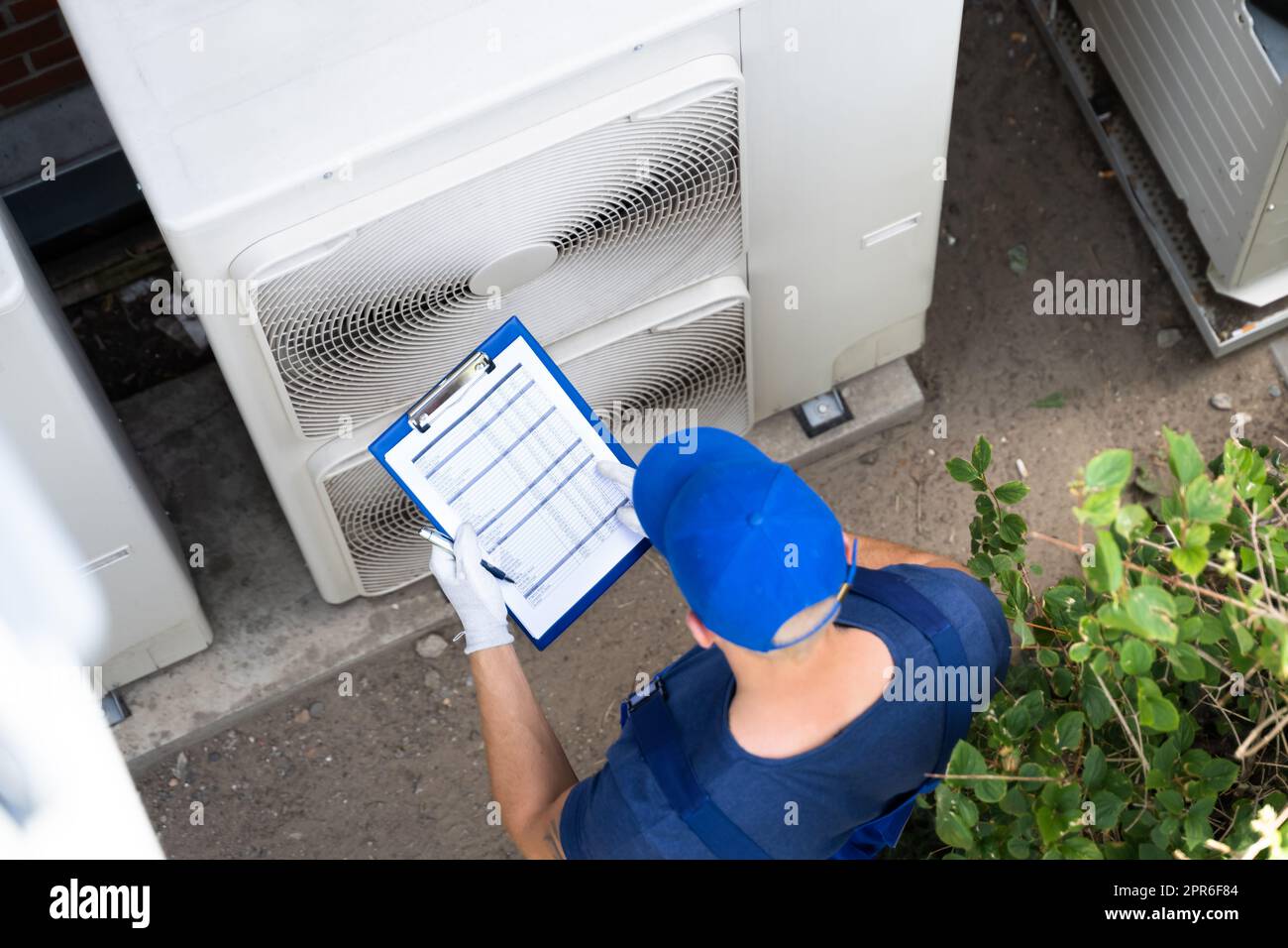 An Electrician Men Checking Air Conditioning Unit Stock Photo Alamy
