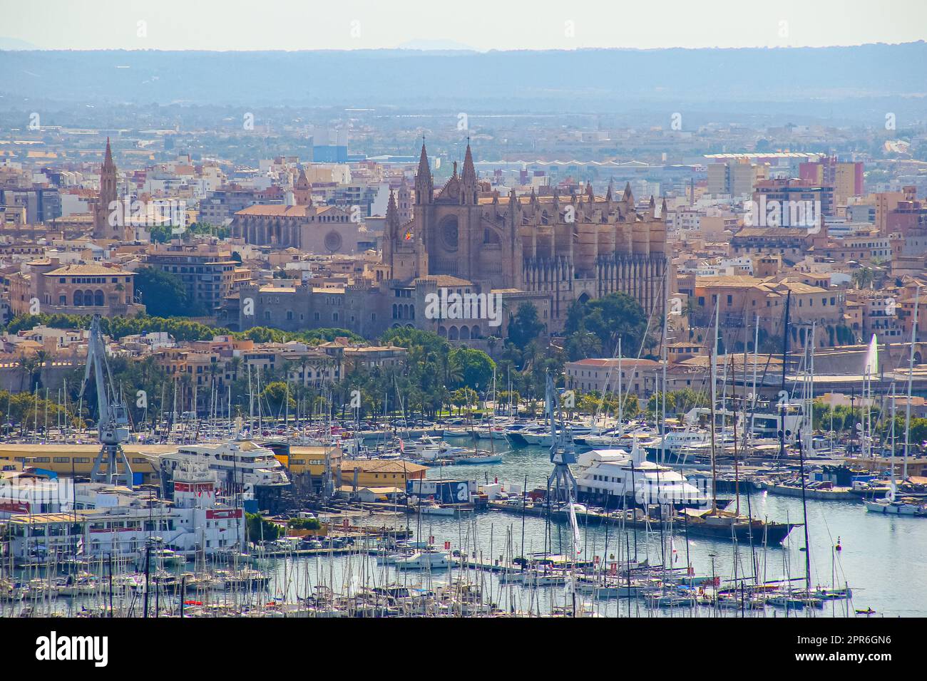 Vue aérienne du port de Palma de Majorque dans les îles Baléares avec La Seu, la cathédrale gothique médiévale de Majorque dépassant au-dessus de la M Stock Photo