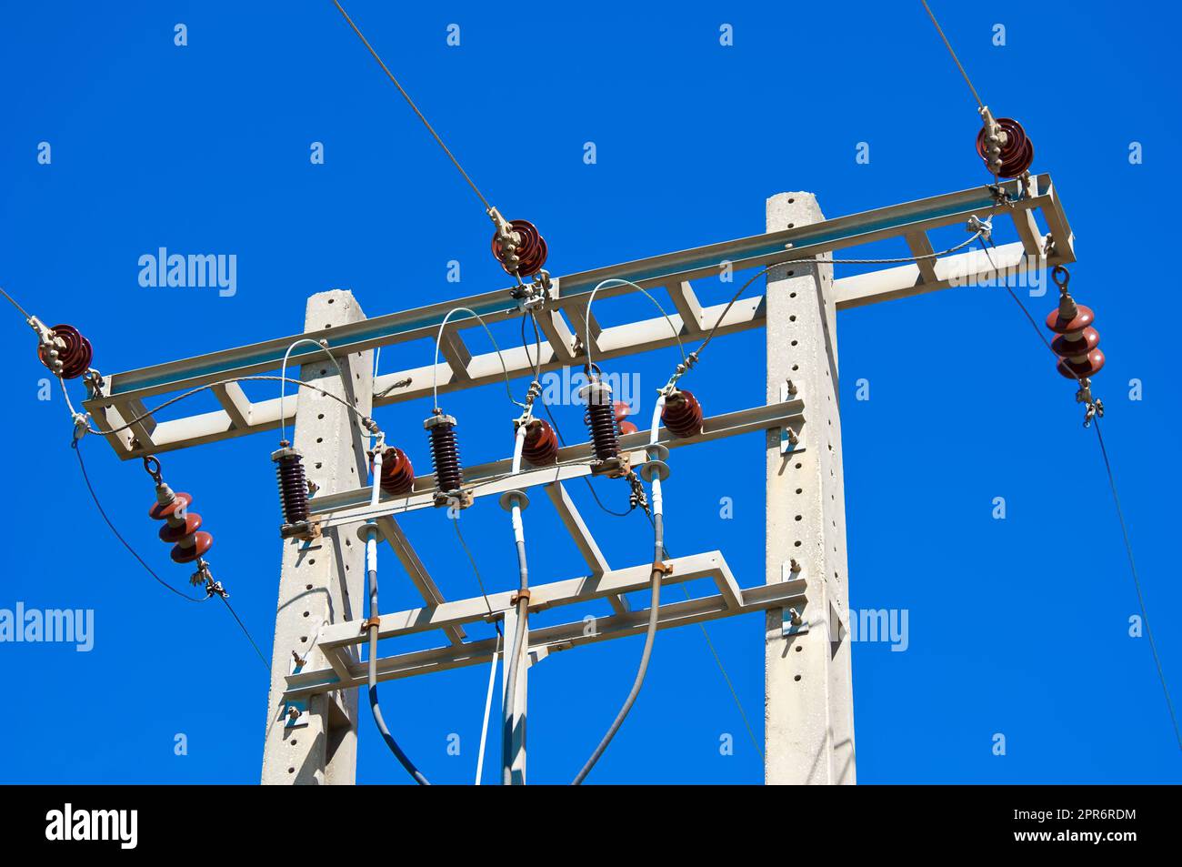 Electricity mast or overhead line mast for power supply and power distribution in the power grid