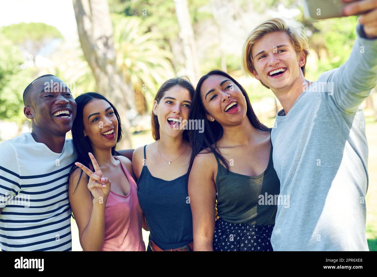 Group of young teens outdoors hi-res stock photography and images - Alamy