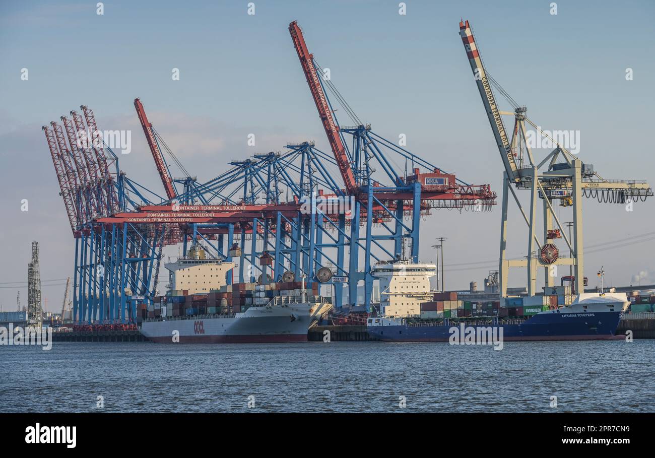 Hhla containerterminal burchardkai hi-res stock photography and images ...