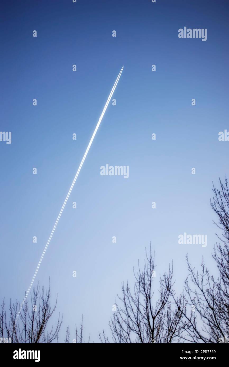 Blue sky airplane smoke trail hi-res stock photography and images - Alamy