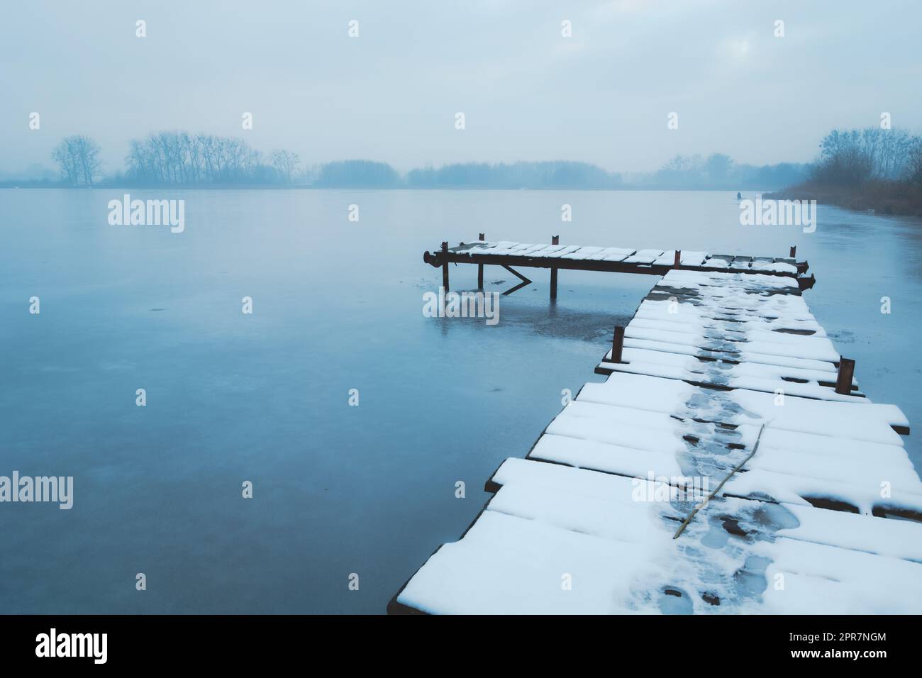 Ice covered pier hi-res stock photography and images - Alamy