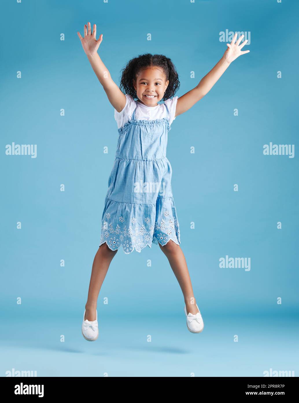 Kids jump hi-res stock photography and images - Alamy