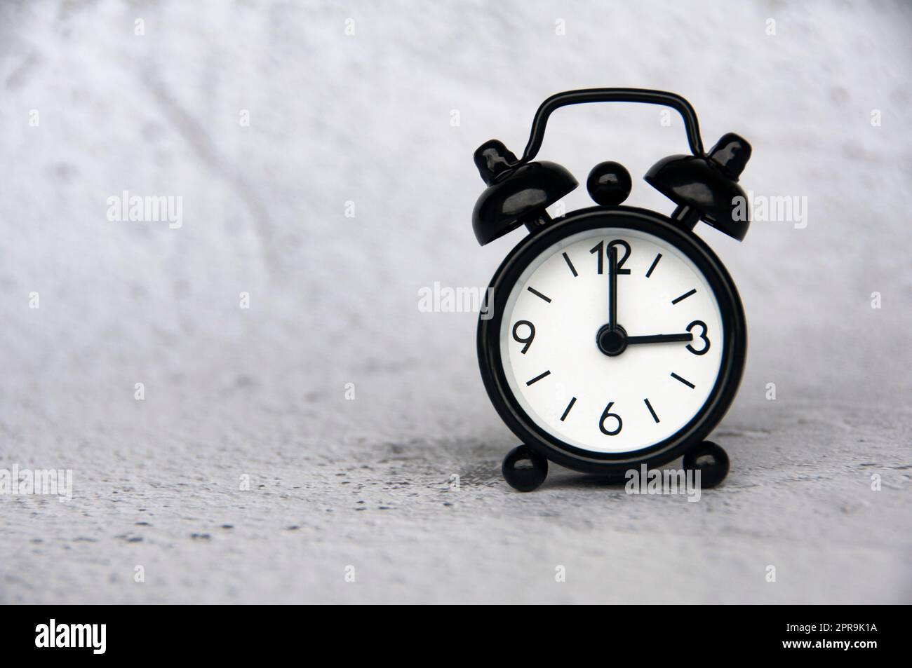 Alarm clock pointing at 3 o'clock with customizable space for ideas or