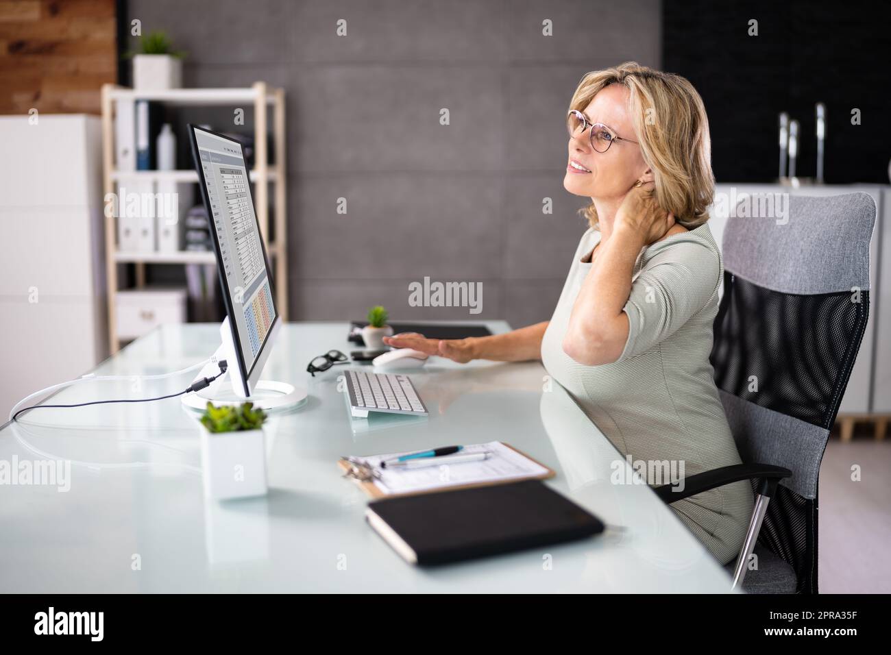 Ergonomic Computer Chair Bad Posture And Pain Stock Photo Alamy