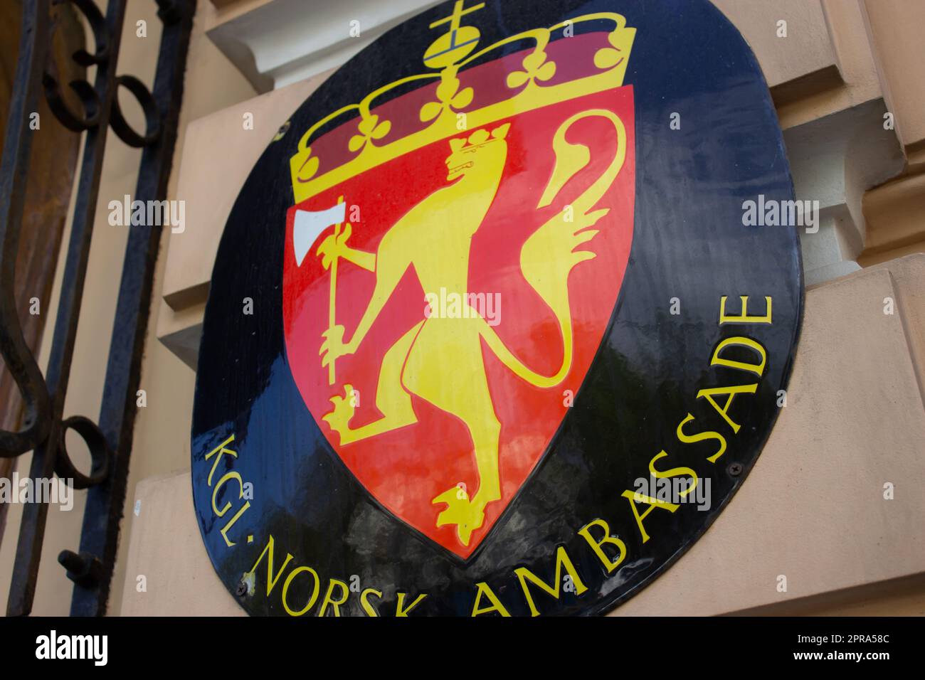 Moscow, Russia. 26th Apr, 2023. The coat of arms of Norway is seen on the wall of the embassy of the Kingdom of Norway in Moscow. Russia has made a decision to expel ten diplomats from Norway's Moscow embassy, according to the Russian Foreign Ministry. The decision followed the announcement on April 13 2023 that the Norwegian authorities had expelled 15 Russian embassy officials. (Photo by Vlad Karkov/SOPA Images/Sipa USA) Credit: Sipa USA/Alamy Live News Stock Photo