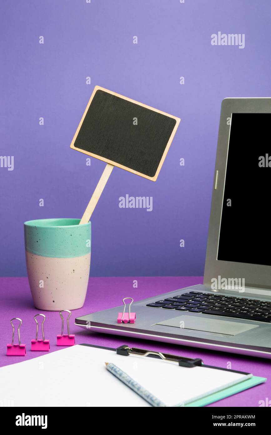 Single computer table classroom hi-res stock photography and images - Alamy