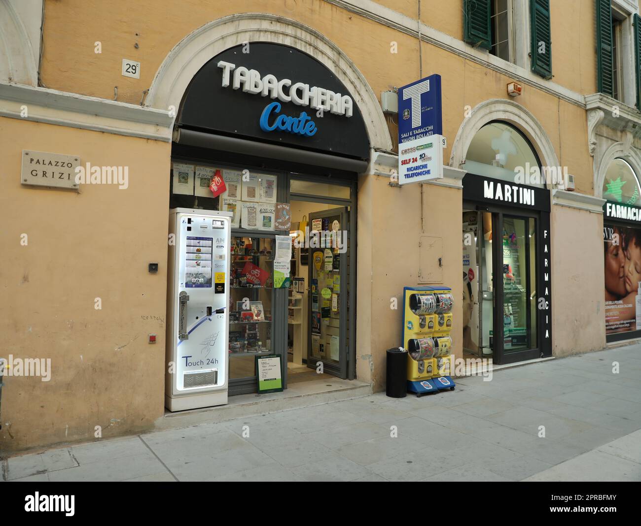 what time do tobacco shops close in italy Tobacco shop italy hi-res stock photography and images