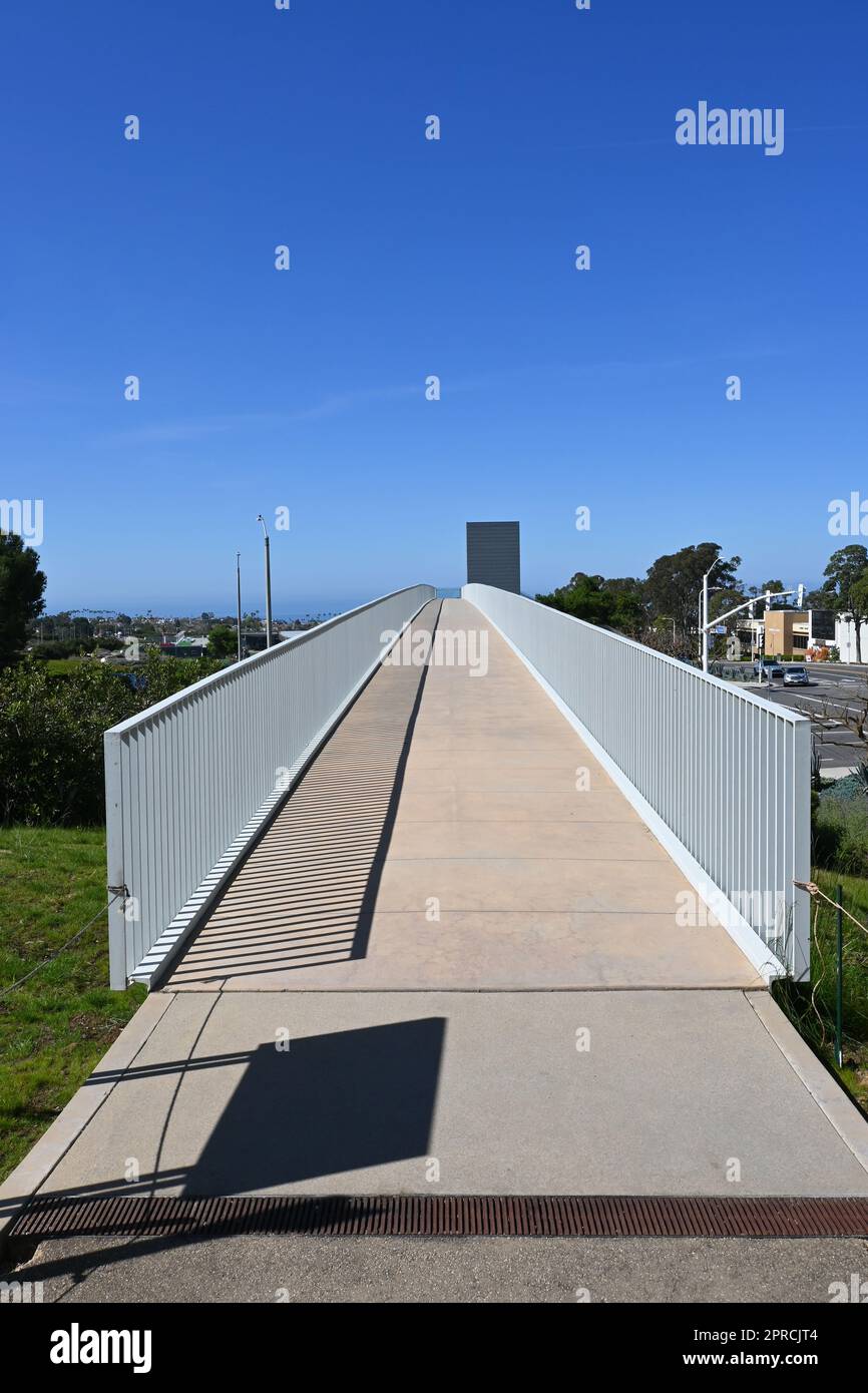 NEWPORT BEACH, CALIFORNIA - 21 APR 2023: Pedestrian Bridge over San Miguel Drive in Civic Center Park. Stock Photo