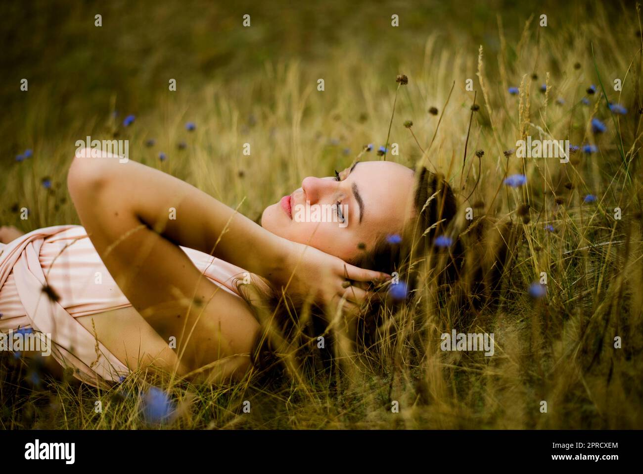 Girl laying in field flowers hi-res stock photography and images - Alamy