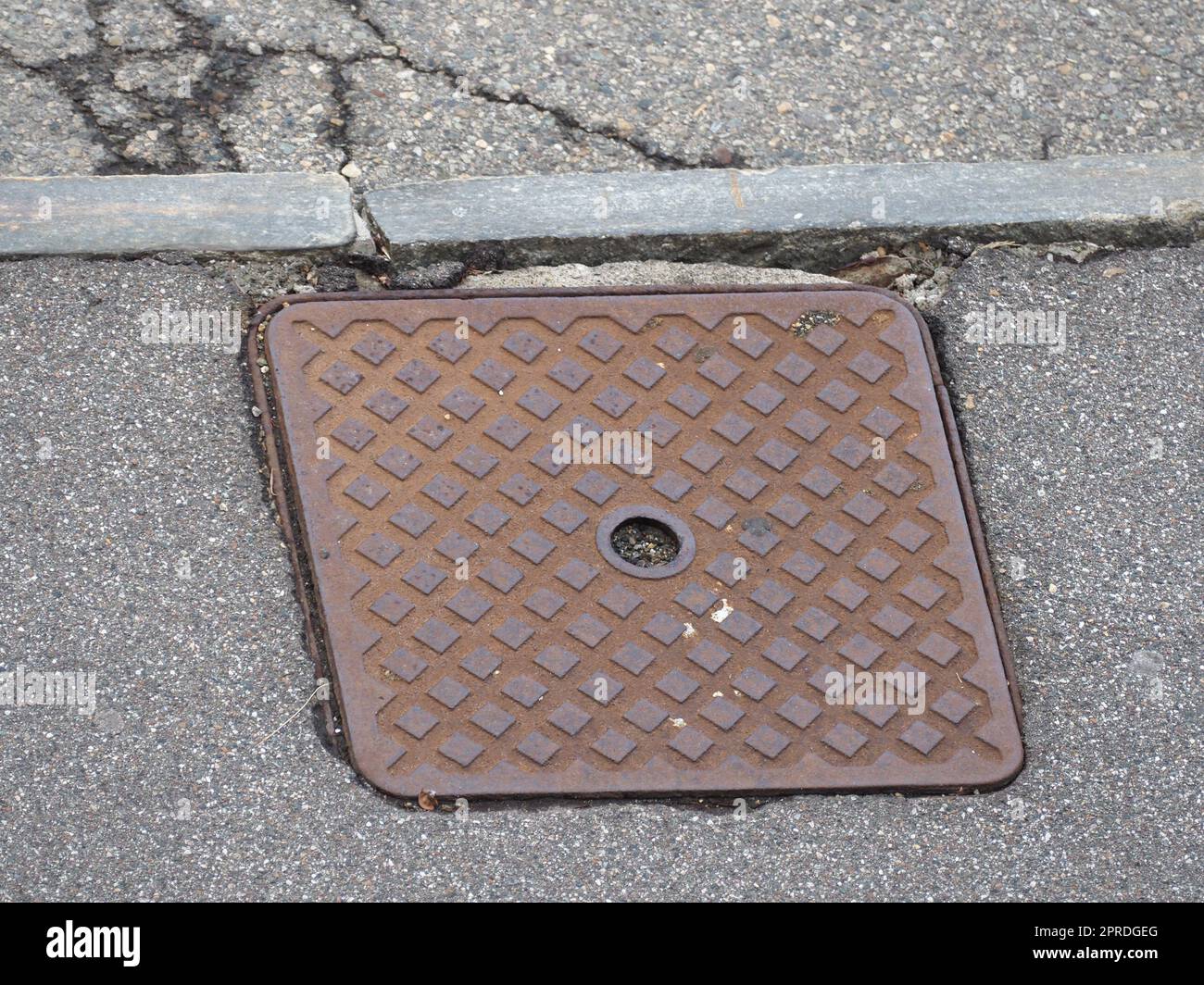 Sidewalk manhole hi-res stock photography and images - Alamy