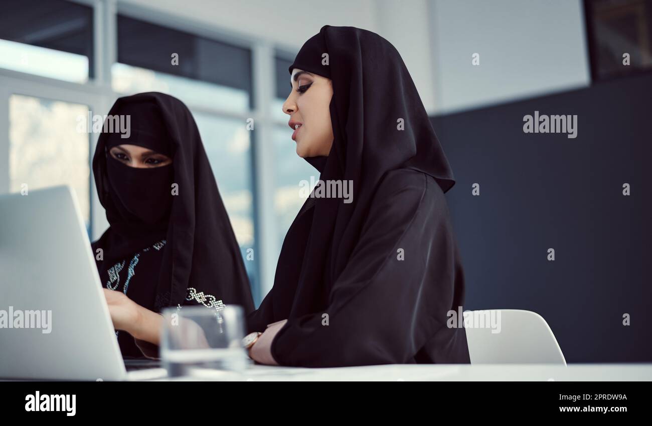Arabic employee office hi-res stock photography and images - Alamy