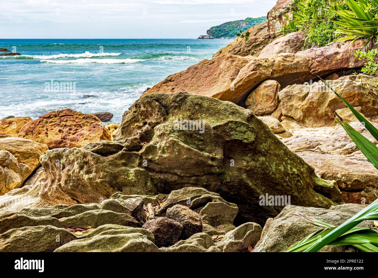 Rocky place on beach hi-res stock photography and images - Alamy