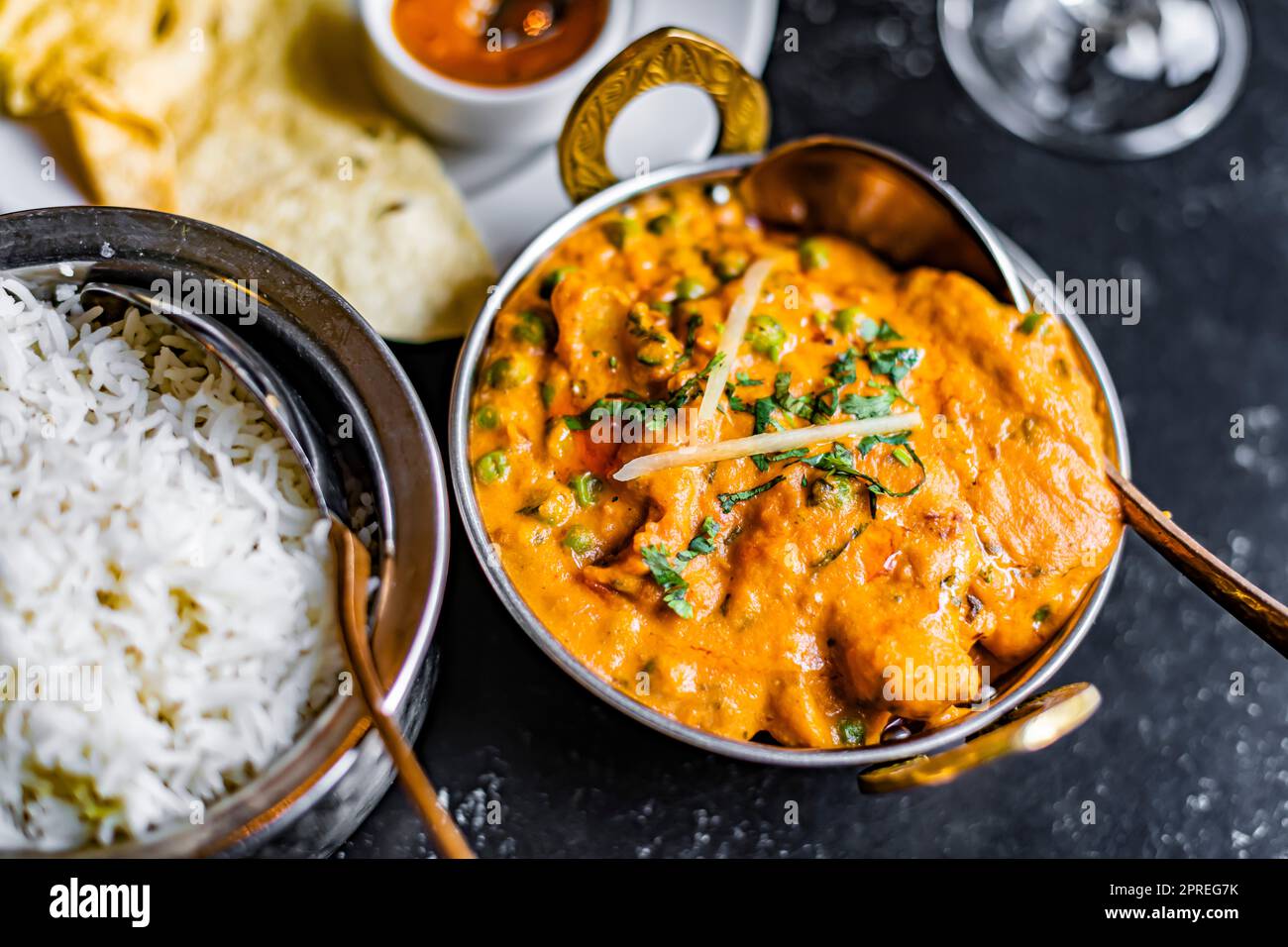Curry chicken served in an indian restaurant Stock Photo - Alamy