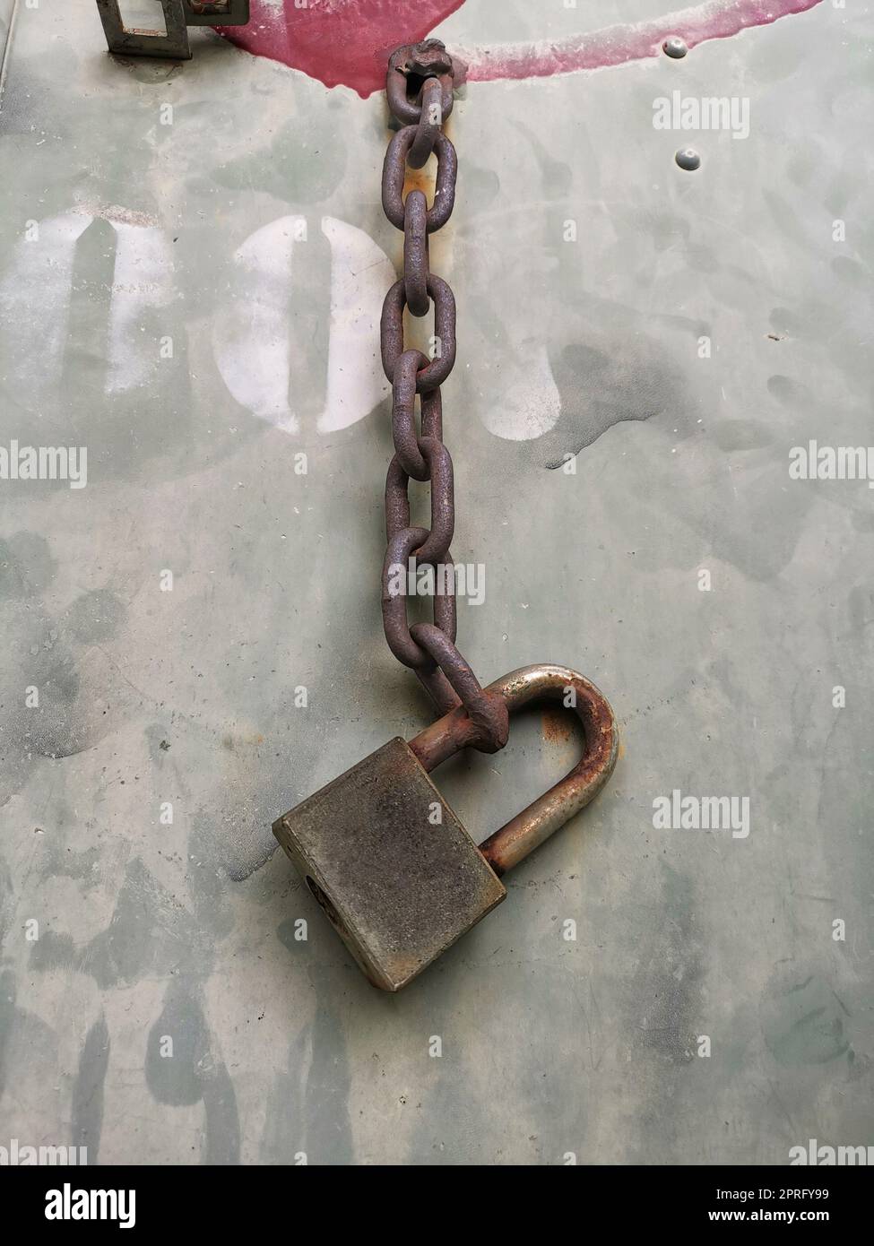 An old rusty padlock closed on a massive chain on iron background Stock ...