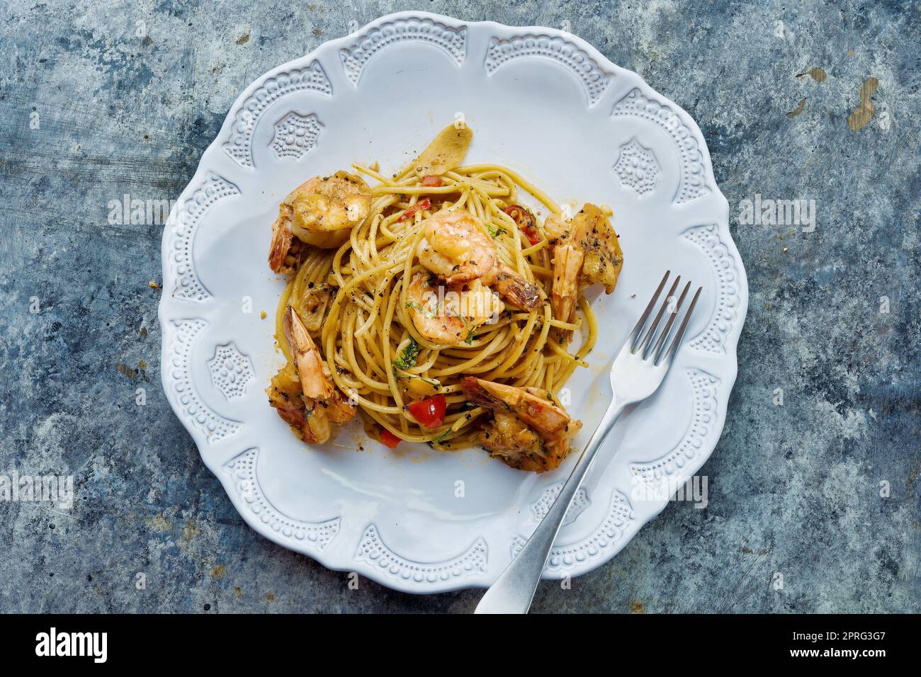 italian spicy garlic shrimp pasta Stock Photo - Alamy