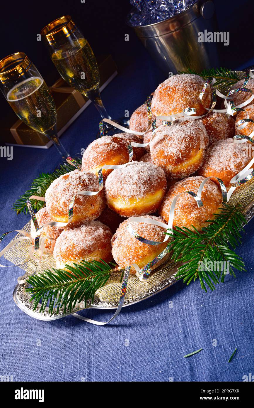 Lecker gefüllte Krapfen (Berliner Pfannkuchen Stock Photo - Alamy