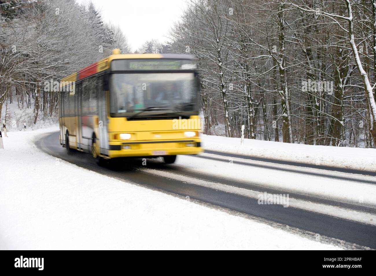 Bus on icy road hi-res stock photography and images - Alamy