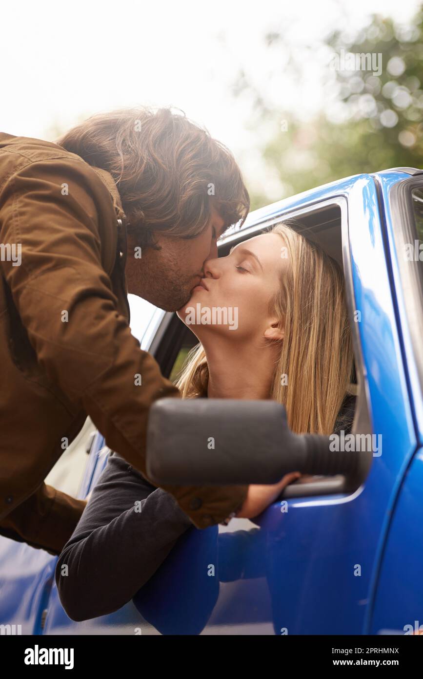 Man leaning kiss young woman hi-res stock photography and images - Alamy