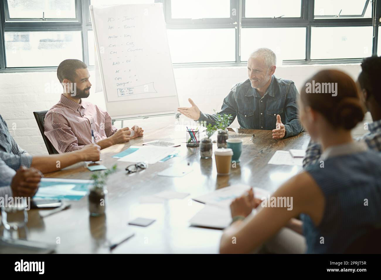Businesspeople meeting table hi-res stock photography and images - Alamy