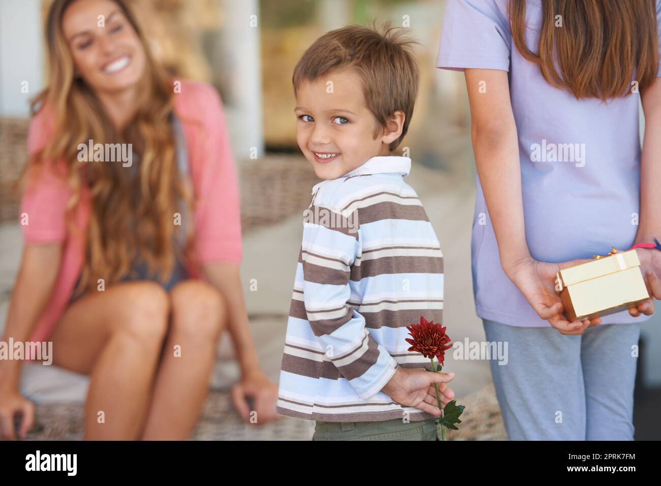 https://c8.alamy.com/comp/2PRK7FM/for-the-best-mom-ever-a-mother-and-her-two-children-holding-gifts-for-mothers-day-2PRK7FM.jpg