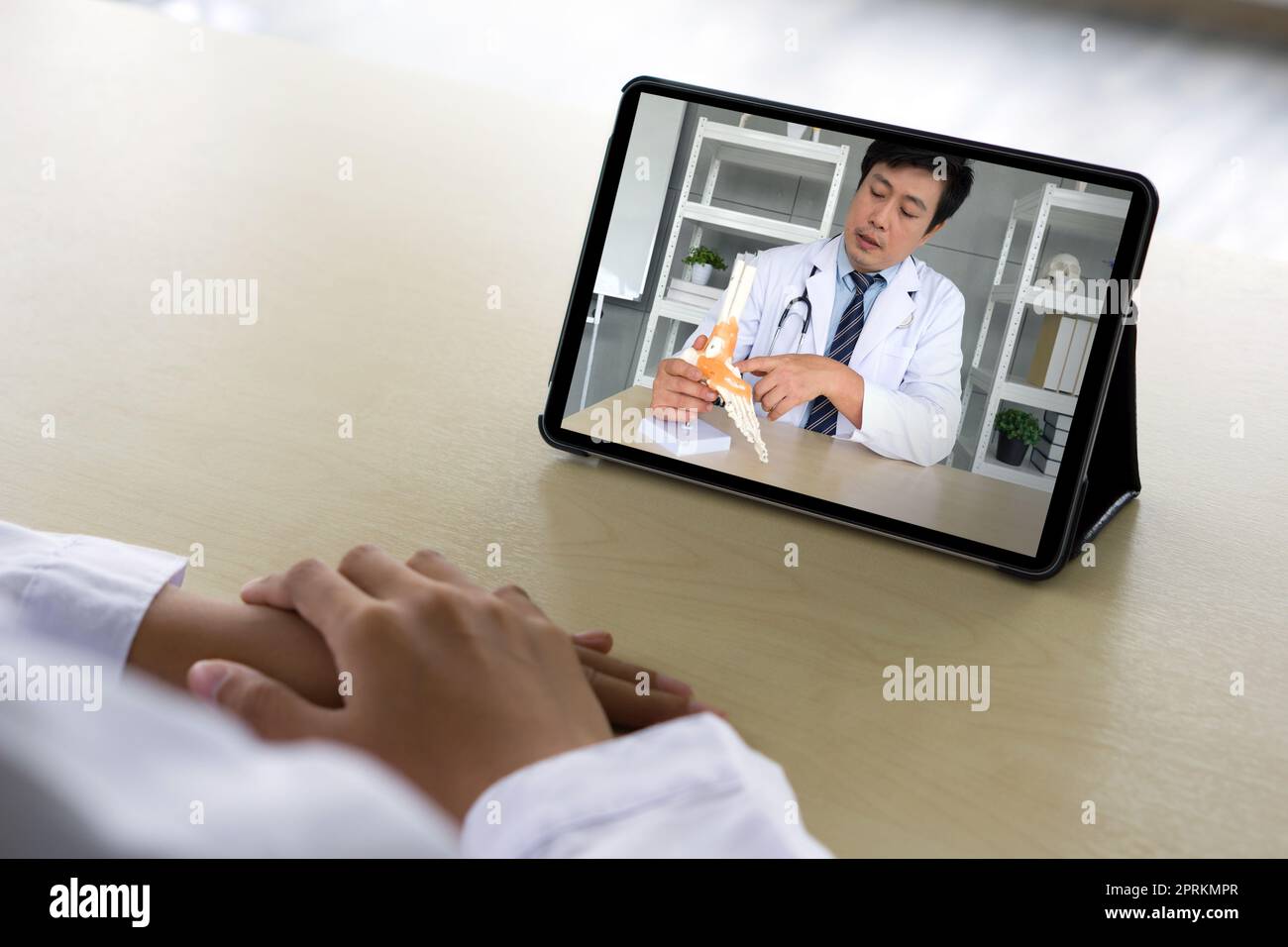 Woman hospital gown back view hi-res stock photography and images - Alamy