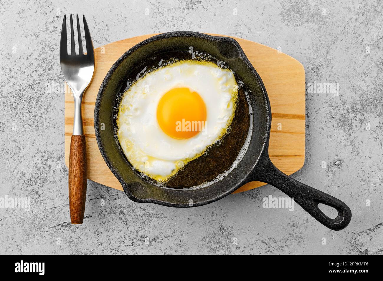 Fried egg in a frying pan Stock Photo - Alamy
