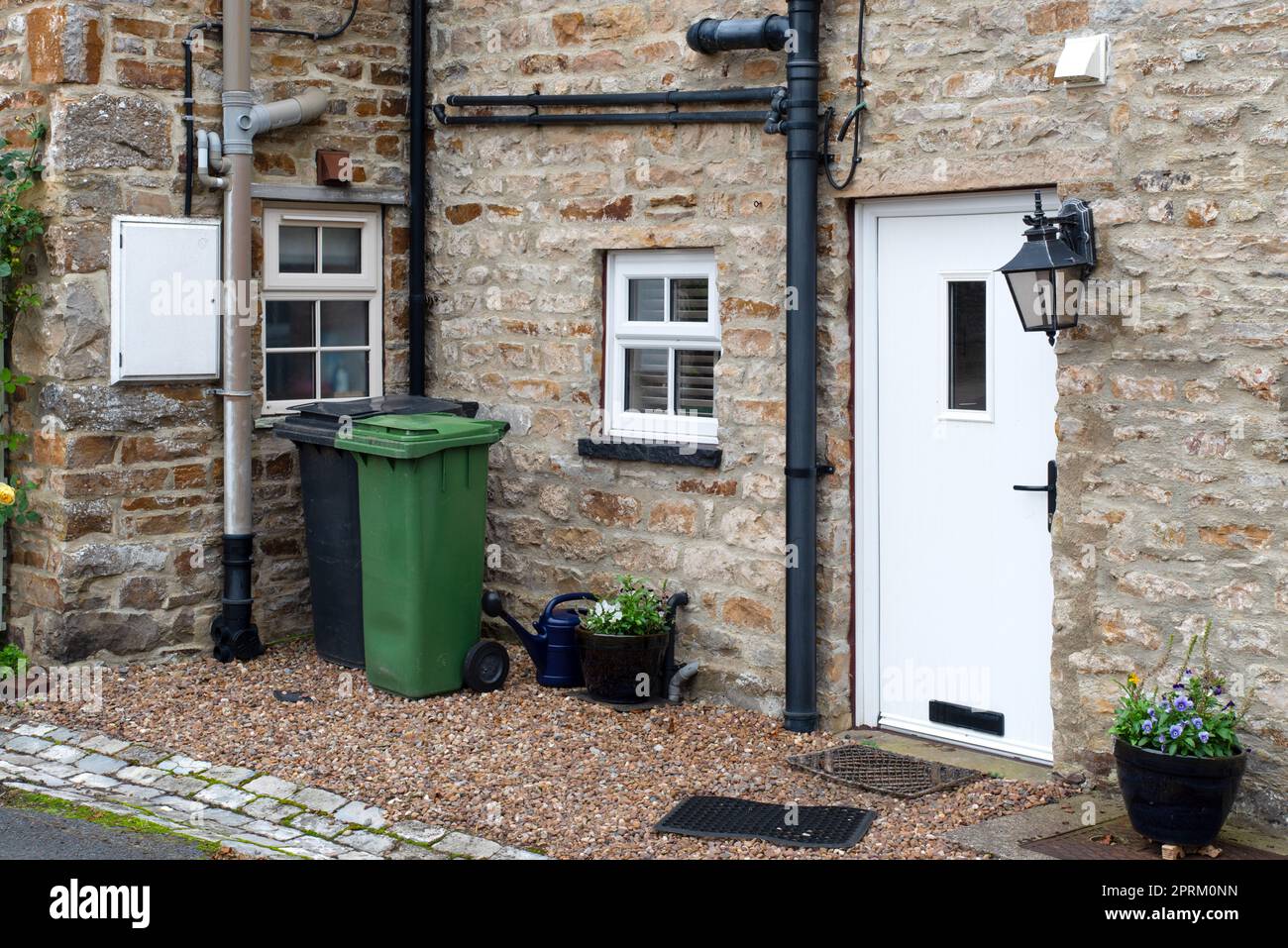 Black wheelie bin hi-res stock photography and images - Alamy