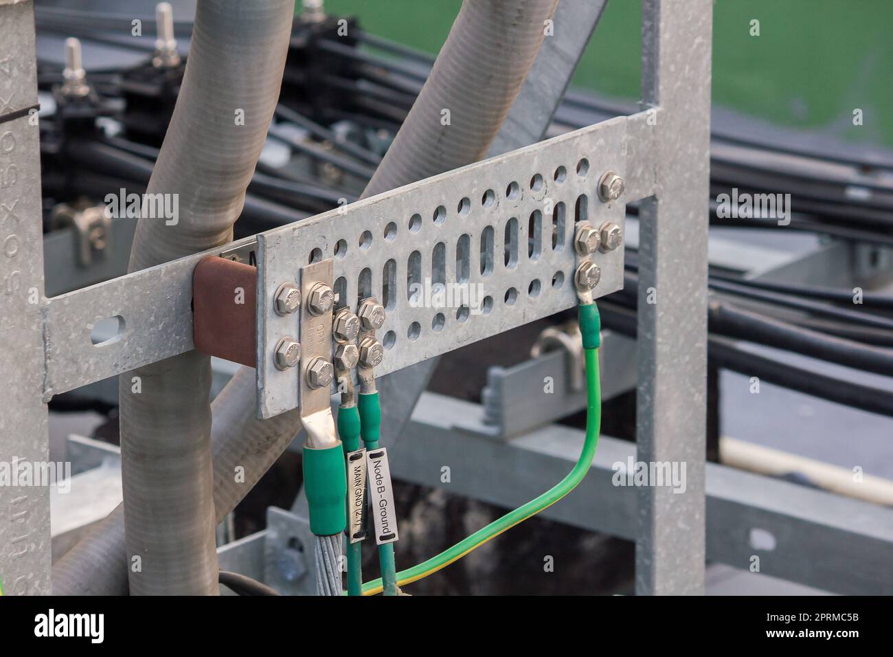 Installing the ground wire system with the steel frame of the