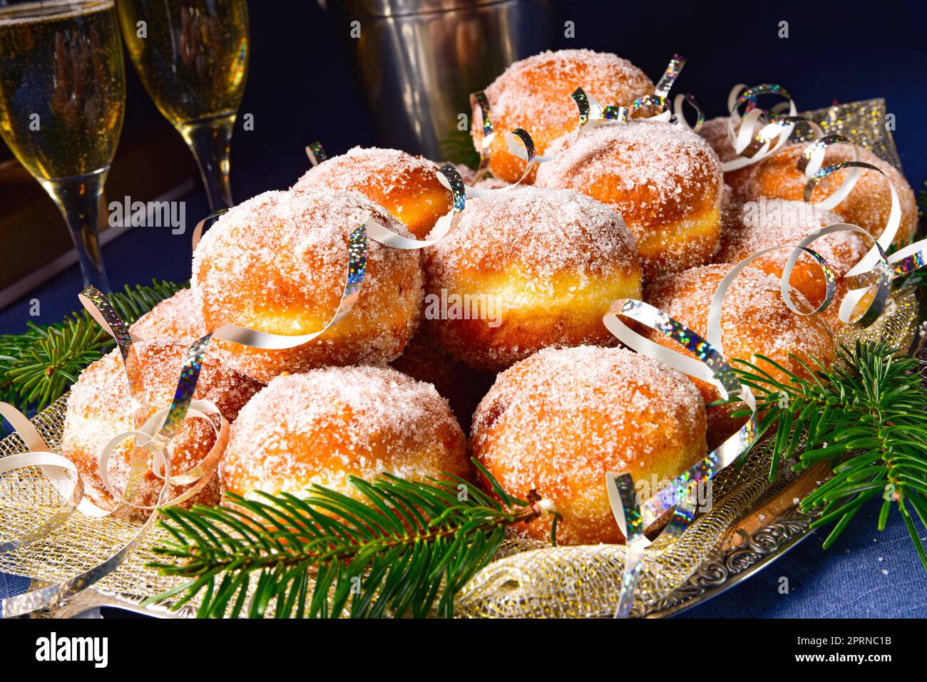 Lecker gefüllte Krapfen (Berliner Pfannkuchen Stock Photo - Alamy