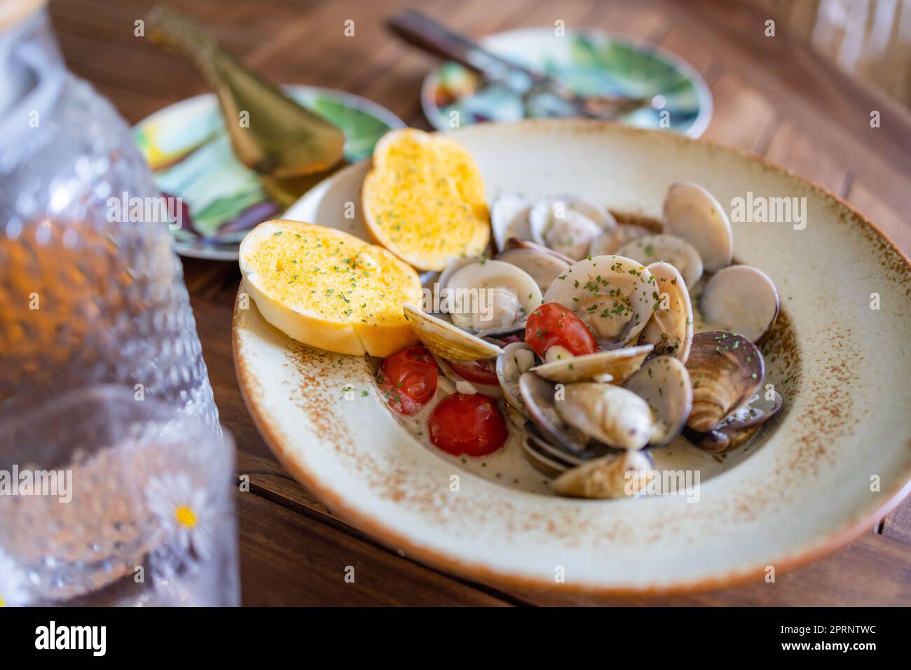 Spaghetti with clams cooked in cream sauce Stock Photo Alamy