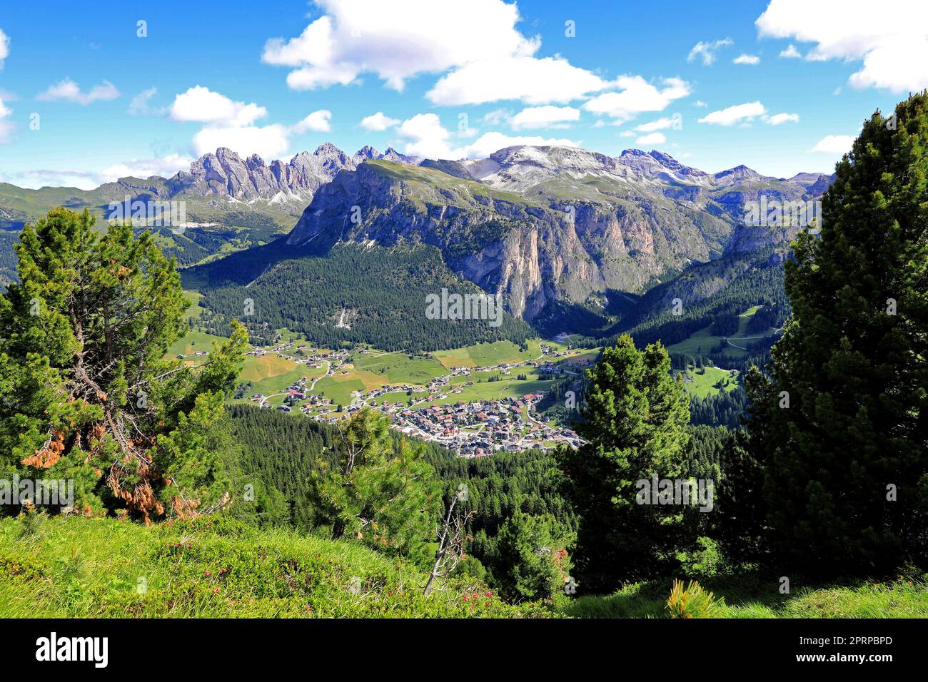 View from Saslong on the municipality of Selva in Val Gardena with Vallunga with the Cir peaks and Sass Rigais in the background, in the Dolomites of Stock Photo