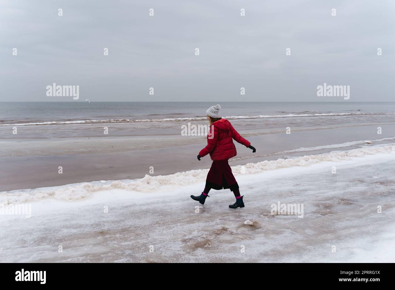 Woman in white dress walks hi-res stock photography and images - Alamy