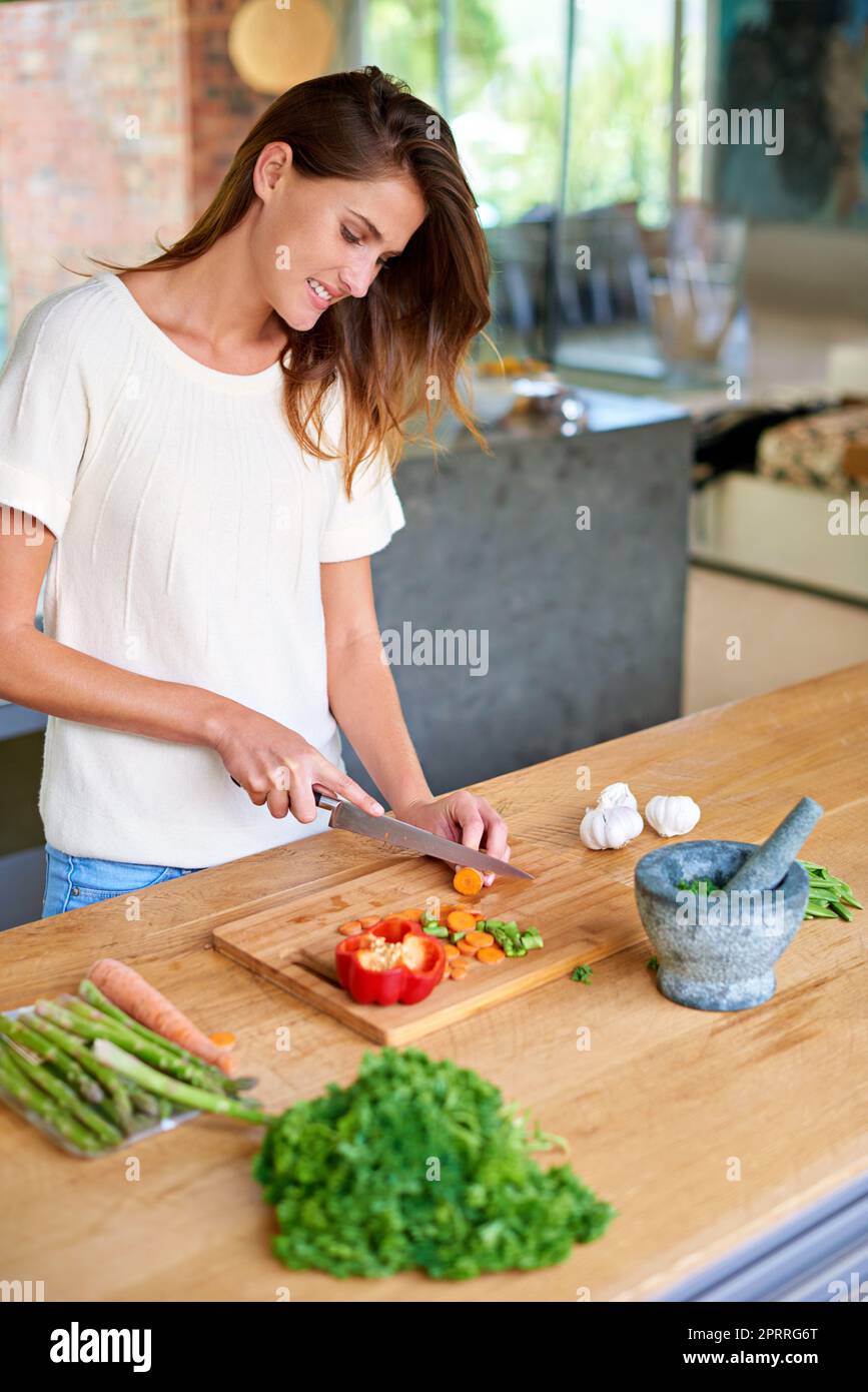 https://c8.alamy.com/comp/2PRRG6T/slice-and-dice-an-attractive-young-woman-chopping-vegetables-in-a-kitchen-2PRRG6T.jpg
