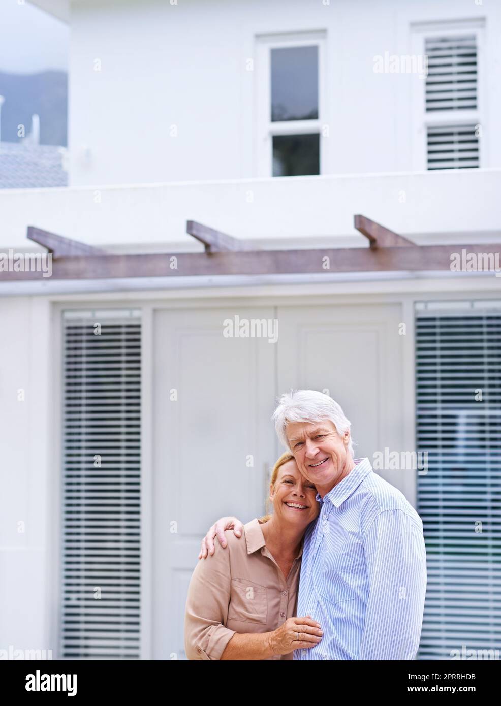 Old couple embracing hi-res stock photography and images - Alamy