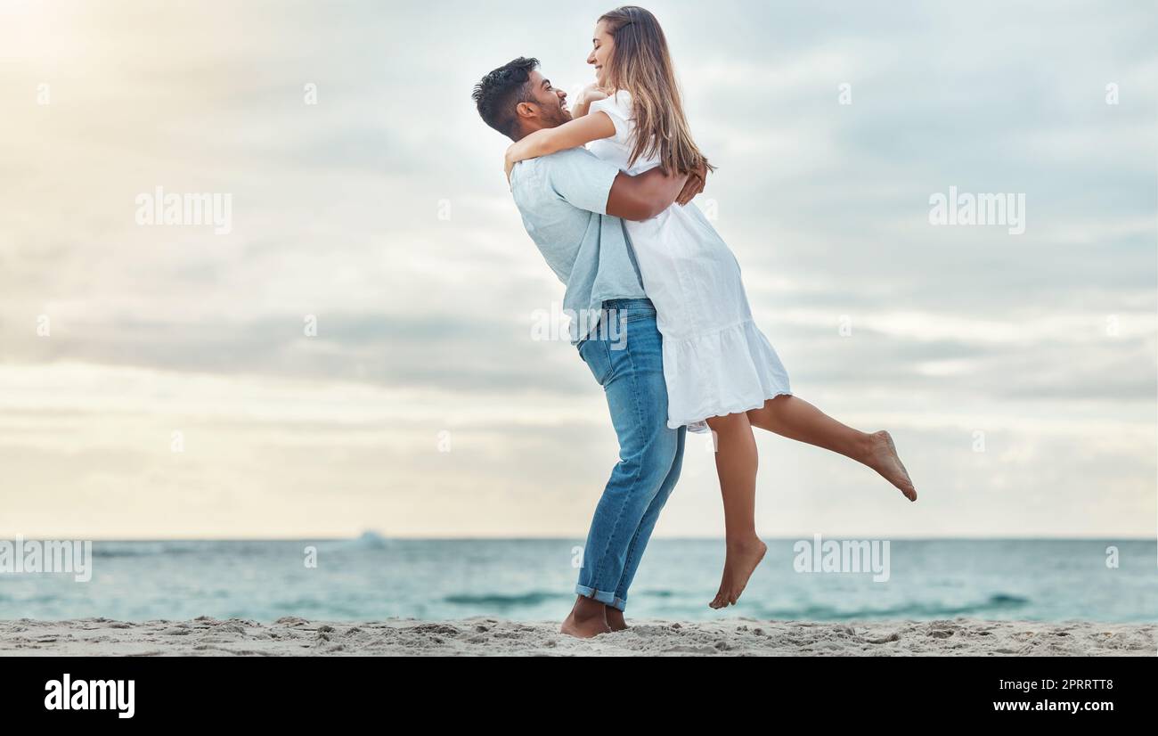 Hug lift couple hi-res stock photography and images - Alamy