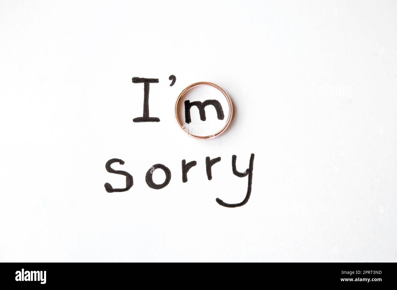 Note with words I am sorry next to wedding ring Divorce or breakup relationship Stock Photo