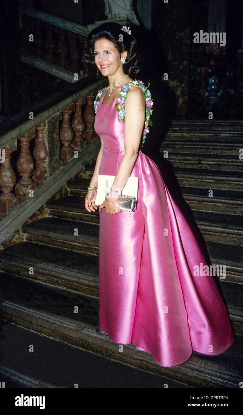QUEEN SILVIA OF SWEDEN in a cerise evening dress Stock Photo