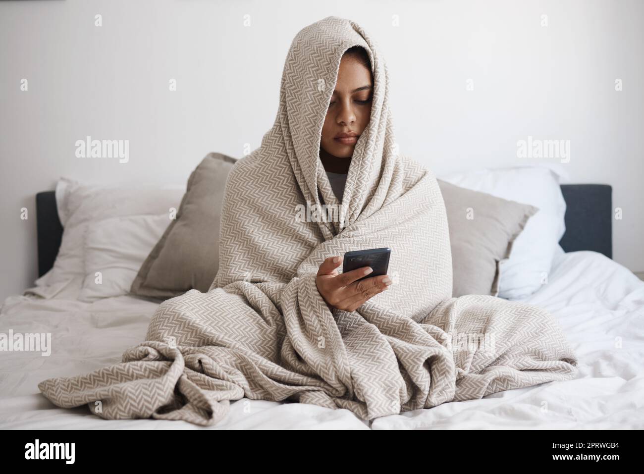 Woman reading text in bed hi-res stock photography and images - Alamy
