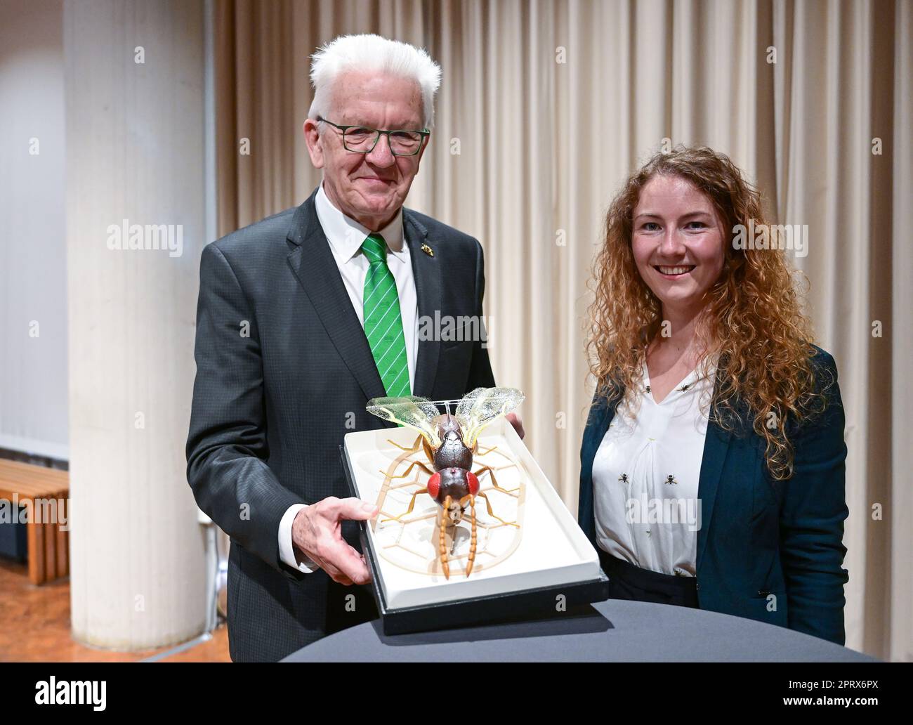 Stuttgart, Germany. 27th Apr, 2023. Winfried Kretschmann (l, Bündnis 90 ...
