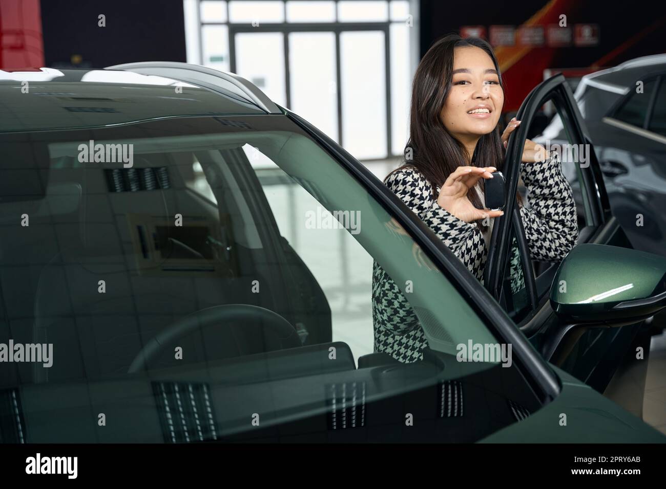 Woman gets behind wheel hi-res stock photography and images - Alamy